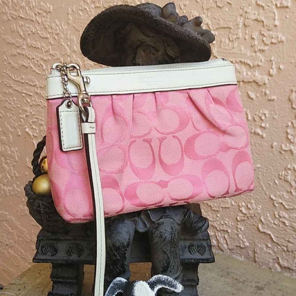 COACH WOMEN'S PINK SIGNATURE CANVAS WRISTLET